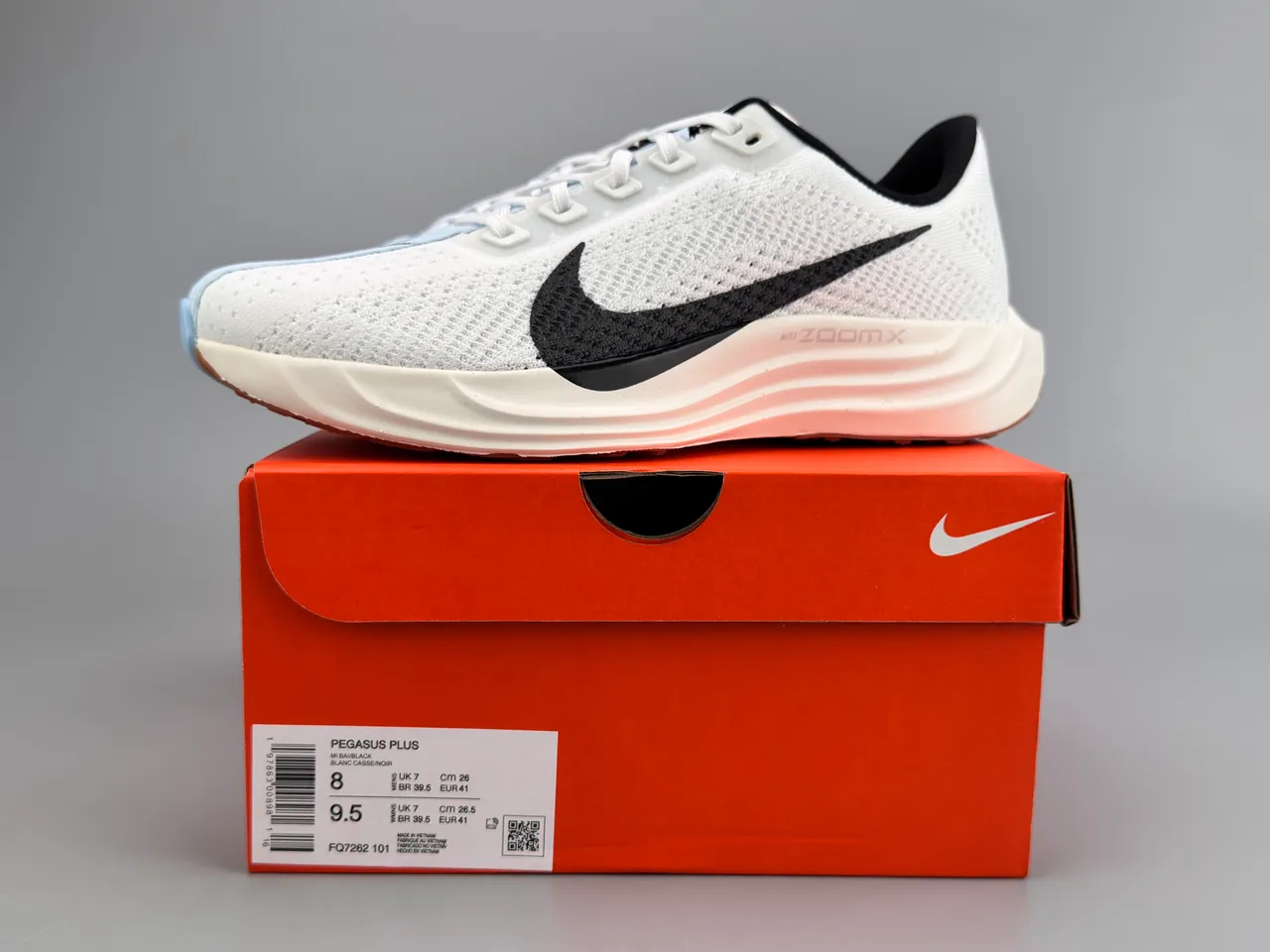 Nike ZoomX Branco Preto Parte superior de malha Engineered Swoosh Overlay Tênis de Corrida 2