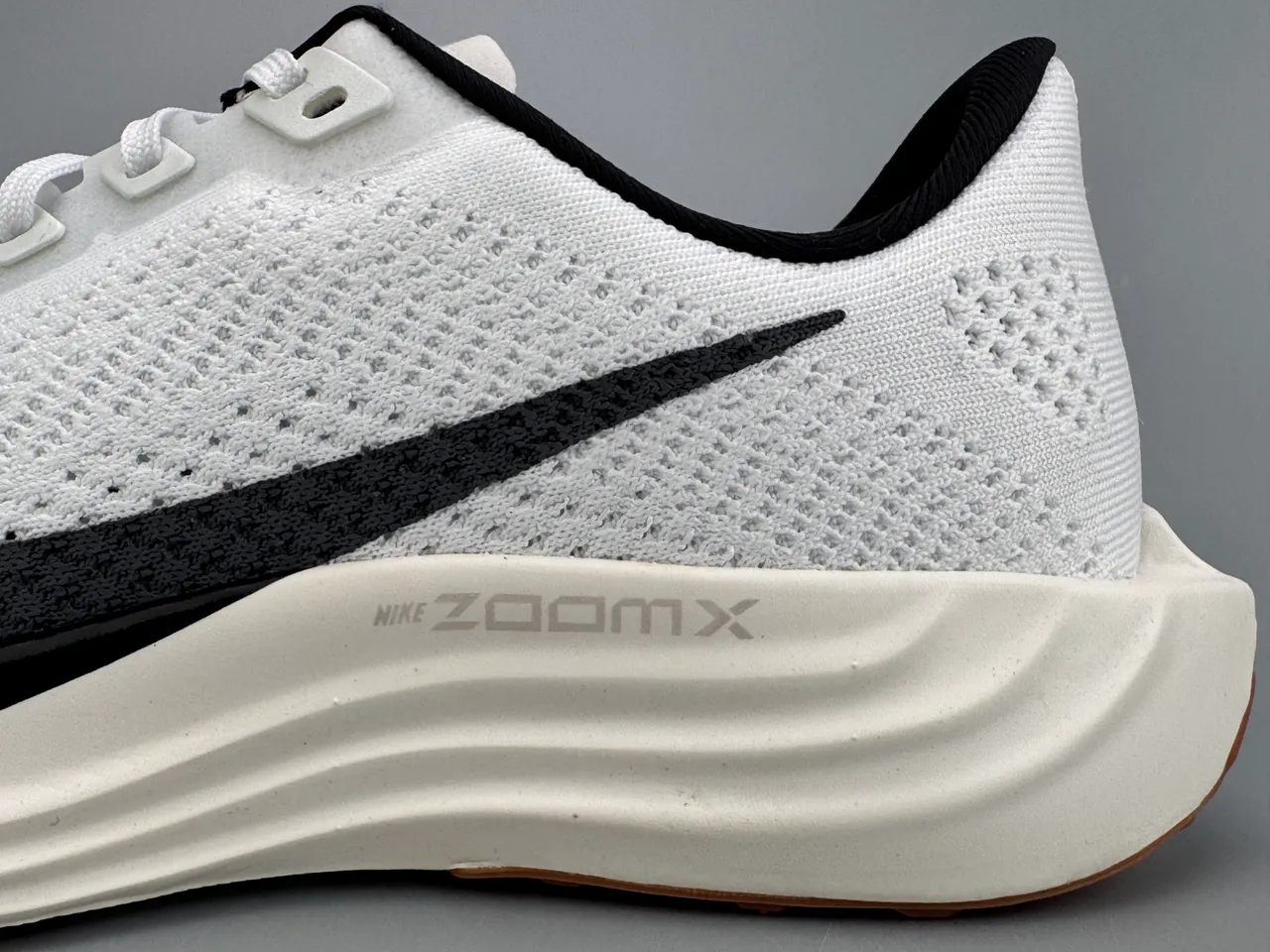 Nike ZoomX Branco Preto Parte superior de malha Engineered Swoosh Overlay Tênis de Corrida 3