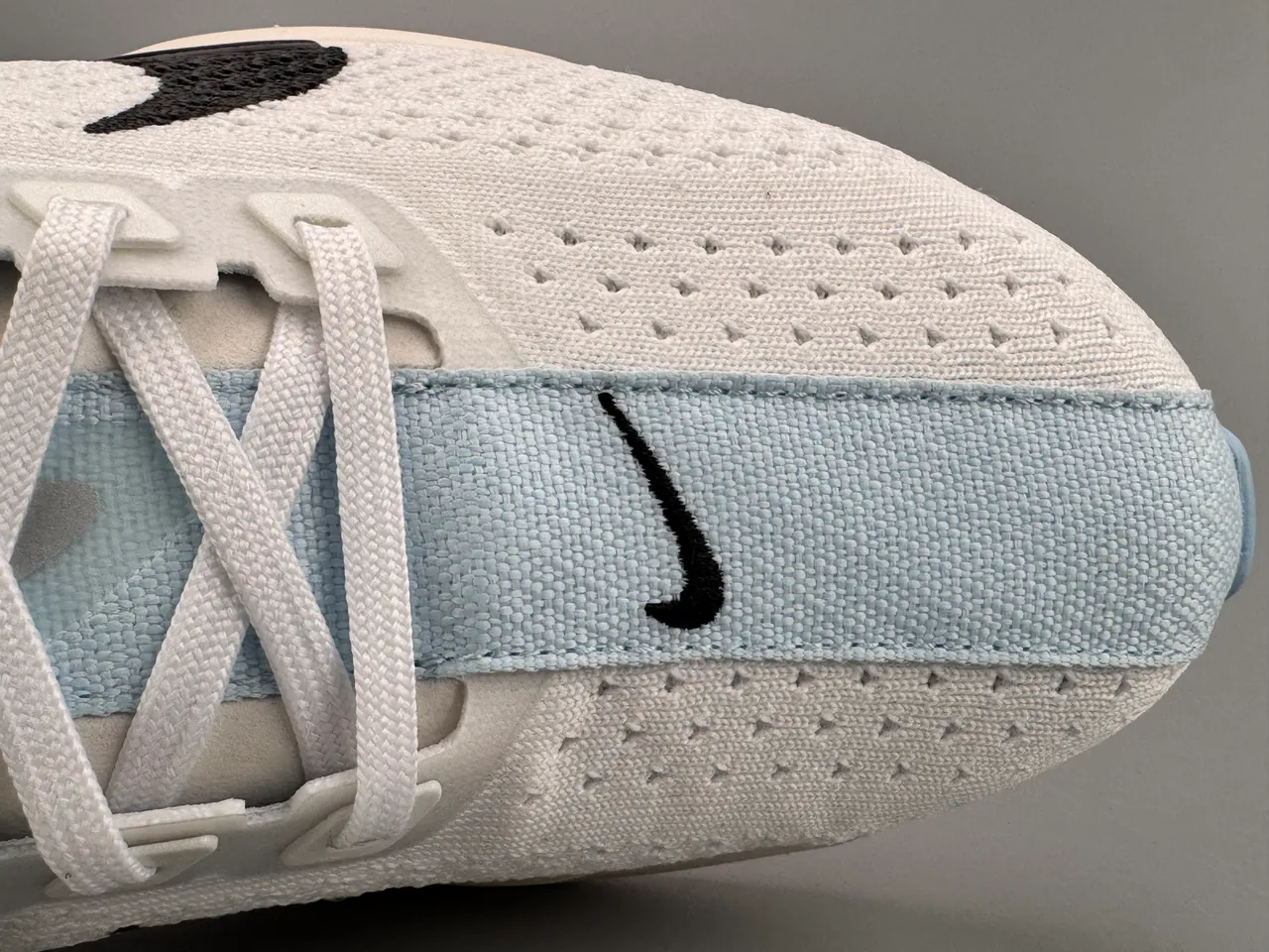 Nike ZoomX Branco Preto Parte superior de malha Engineered Swoosh Overlay Tênis de Corrida 4