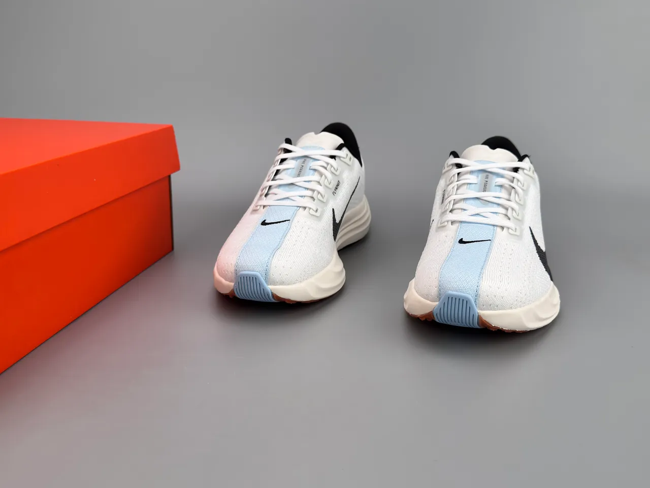 Nike ZoomX Branco Preto Parte superior de malha Engineered Swoosh Overlay Tênis de Corrida 5