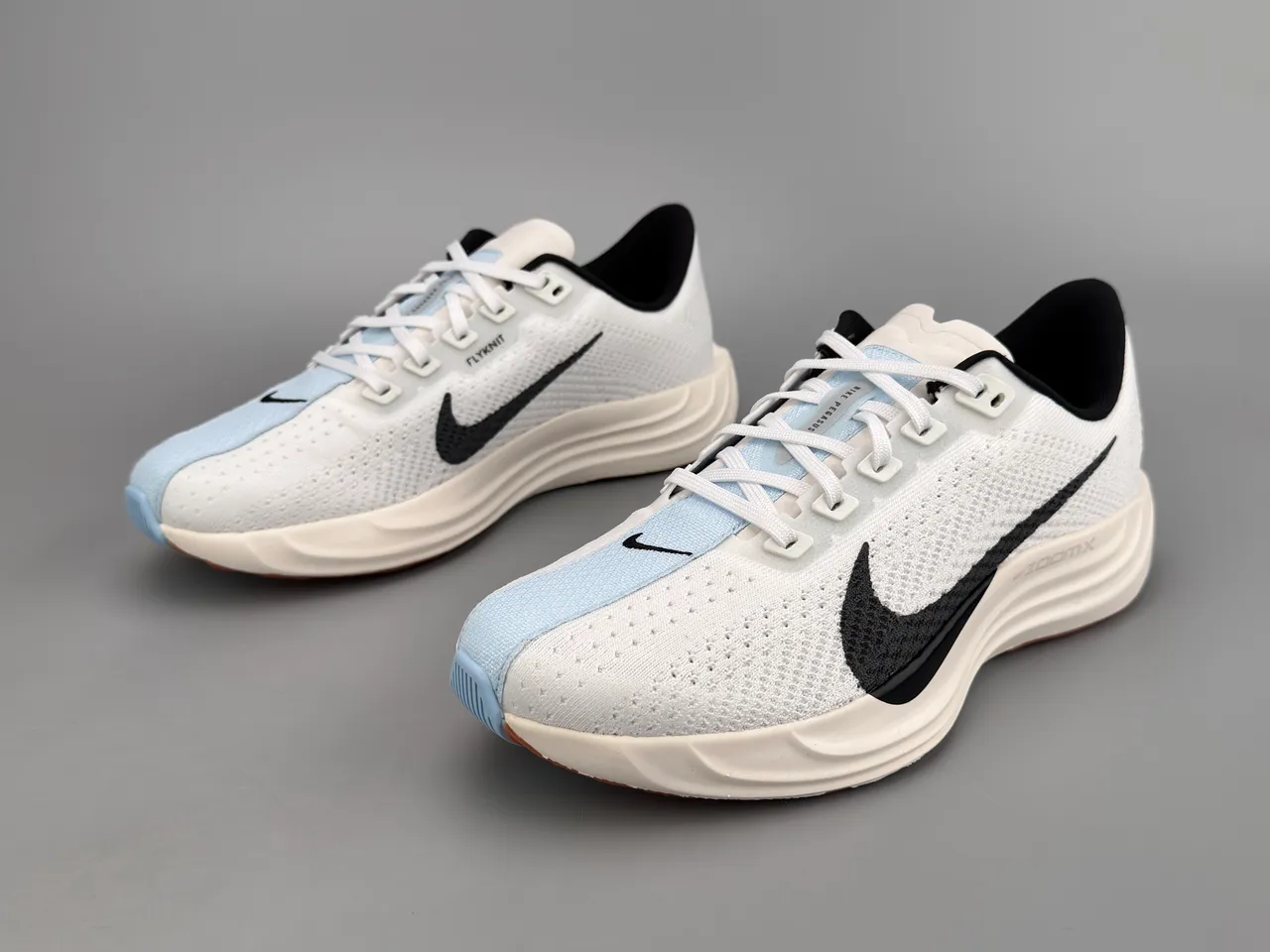 Nike ZoomX Branco Preto Parte superior de malha Engineered Swoosh Overlay Tênis de Corrida 8