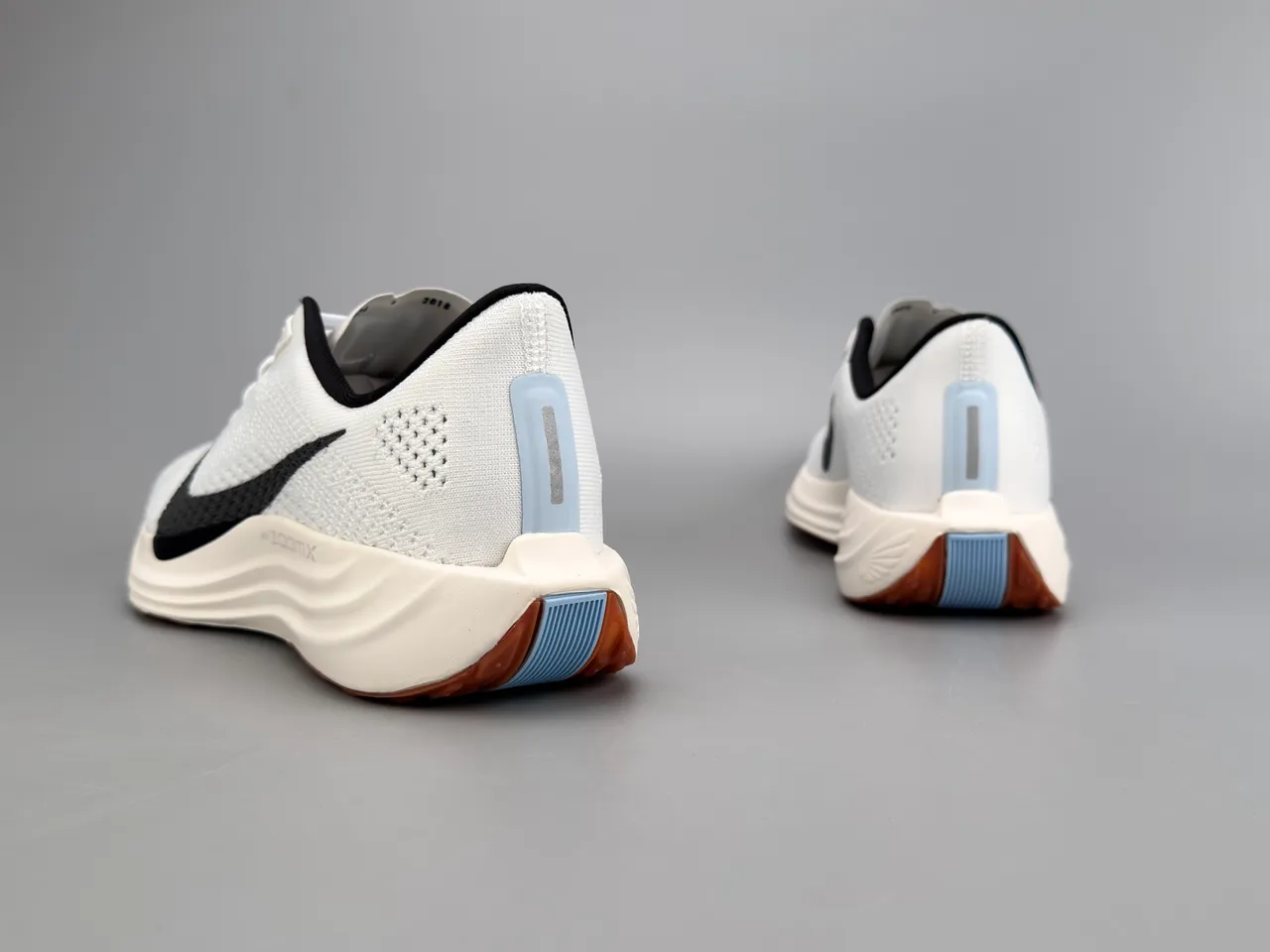 Nike ZoomX Branco Preto Parte superior de malha Engineered Swoosh Overlay Tênis de Corrida 9