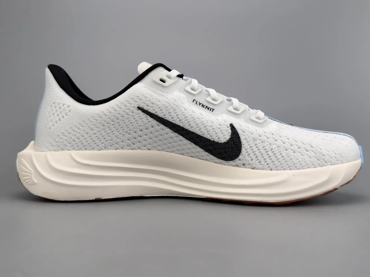 Nike ZoomX Branco Preto Parte superior de malha Engineered Swoosh Overlay Tênis de Corrida 10
