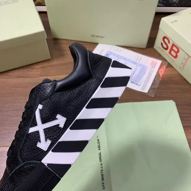 Off-White حذاء رياضي صناعي خطوط قطرية أسود أسلوب حياة 3