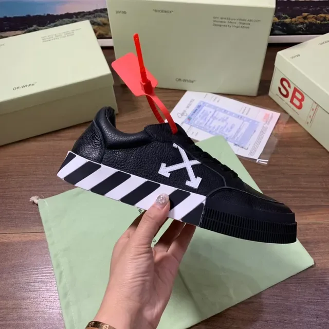Off-White حذاء رياضي صناعي خطوط قطرية أسود أسلوب حياة 4