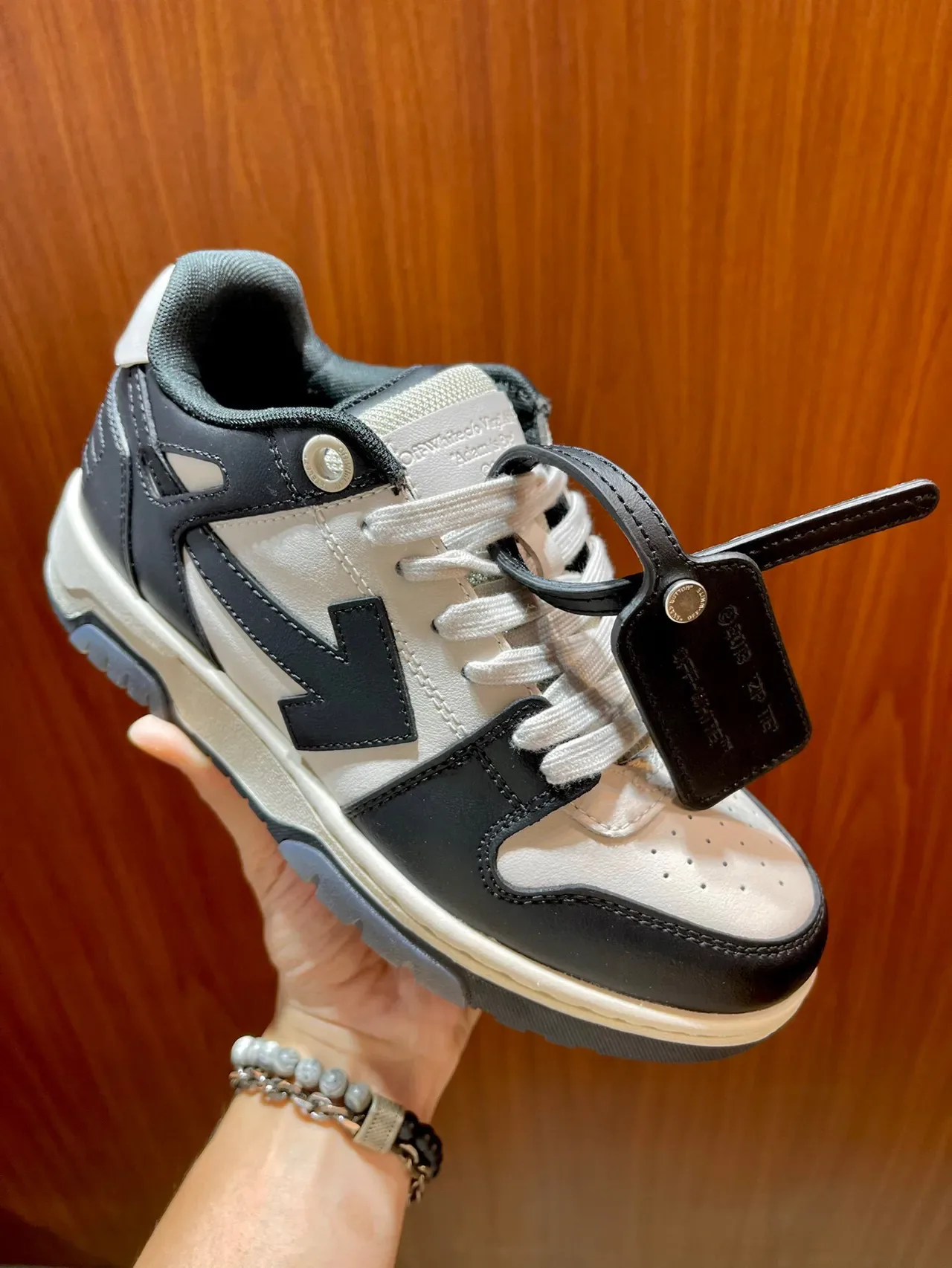 Off-White The Ten chaussures lifestyle noires conception industrielle flèche diagonale logo 2
