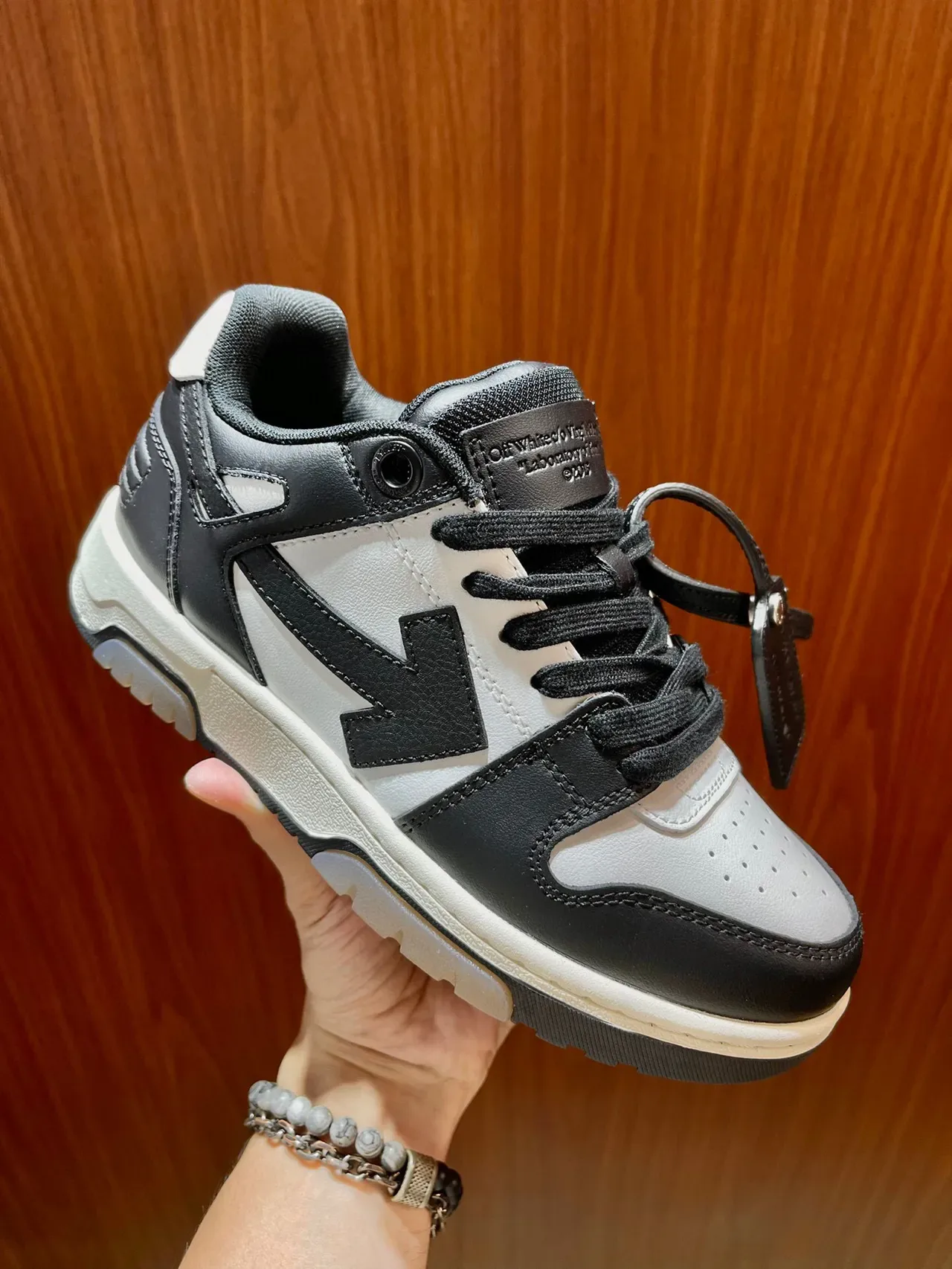 Off-White The Ten chaussures lifestyle noires conception industrielle flèche diagonale logo 3