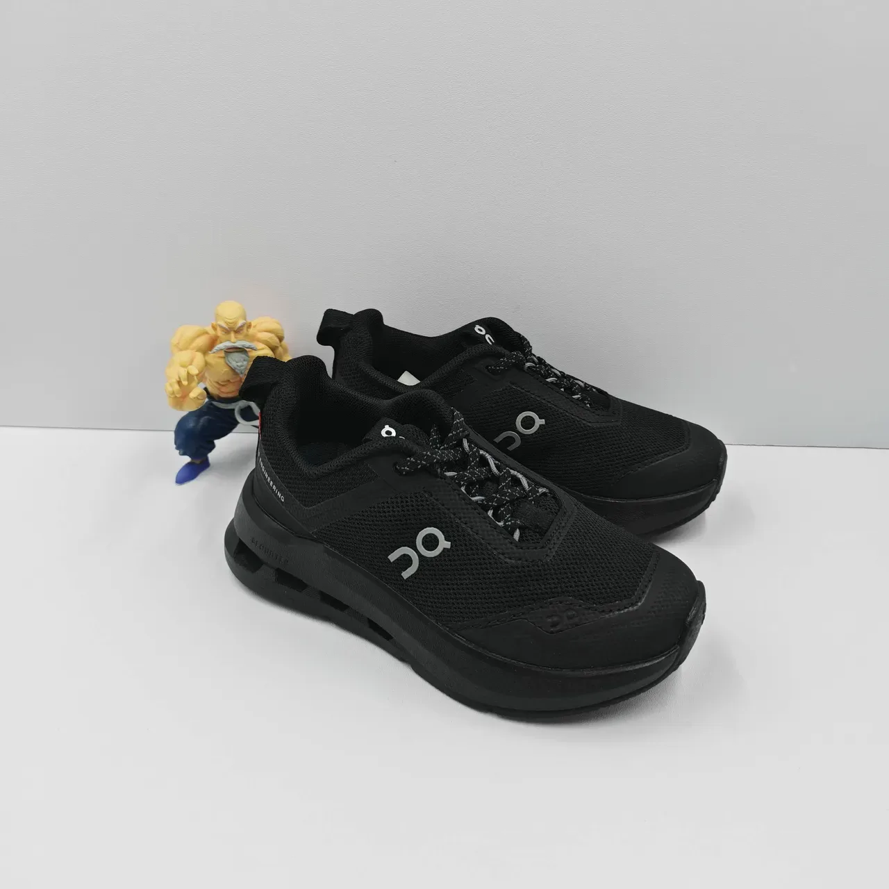 On Cloud Black White Midsole Mesh Upper Lifestyle Sneakers 8