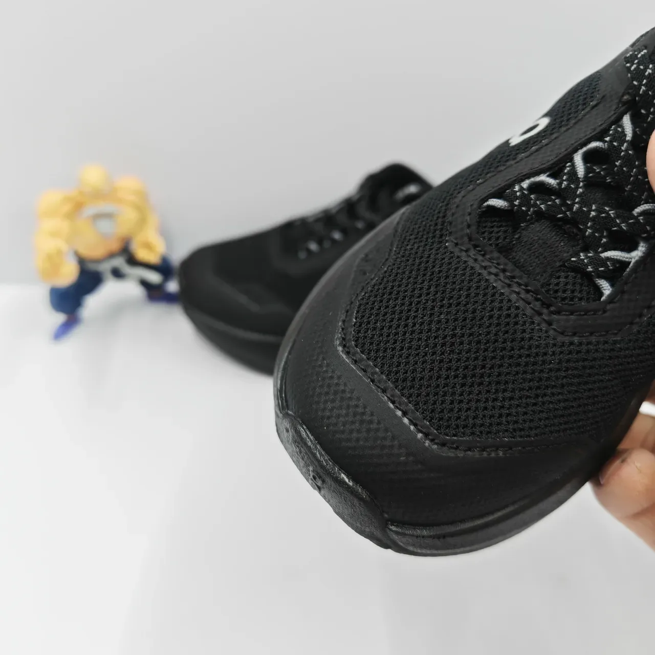 On Cloud Black White Midsole Mesh Upper Lifestyle Sneakers 15