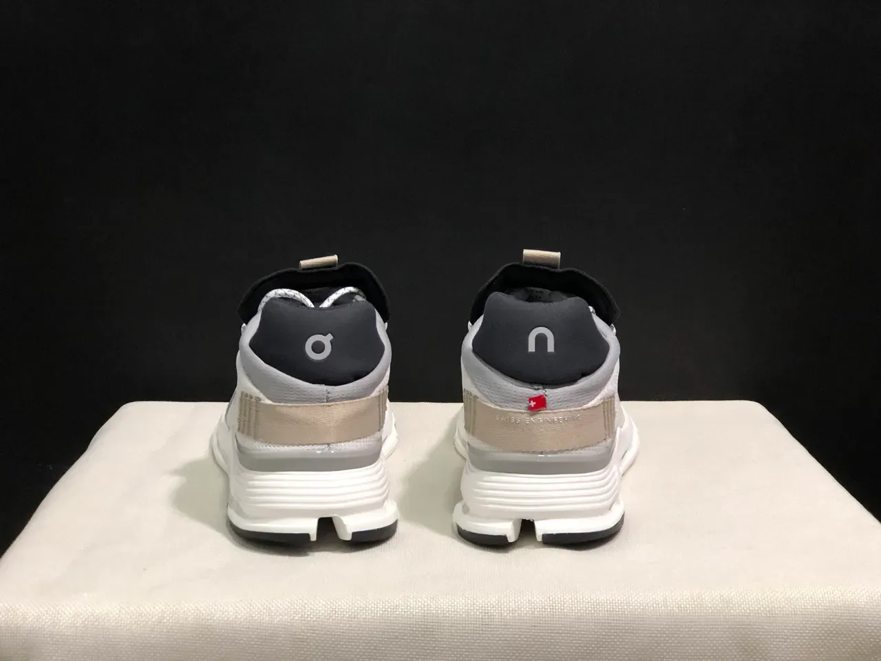 On Gray Black Engineered Mesh Upper Integrated Strap Closure Lifestyle Sneakers 2