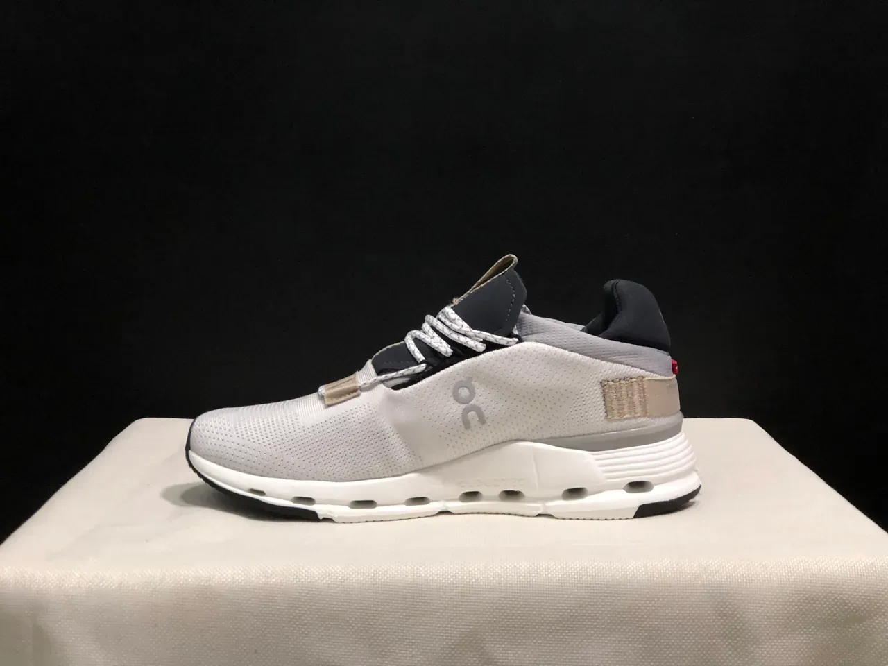 On Gray Black Engineered Mesh Upper Integrated Strap Closure Lifestyle Sneakers 5