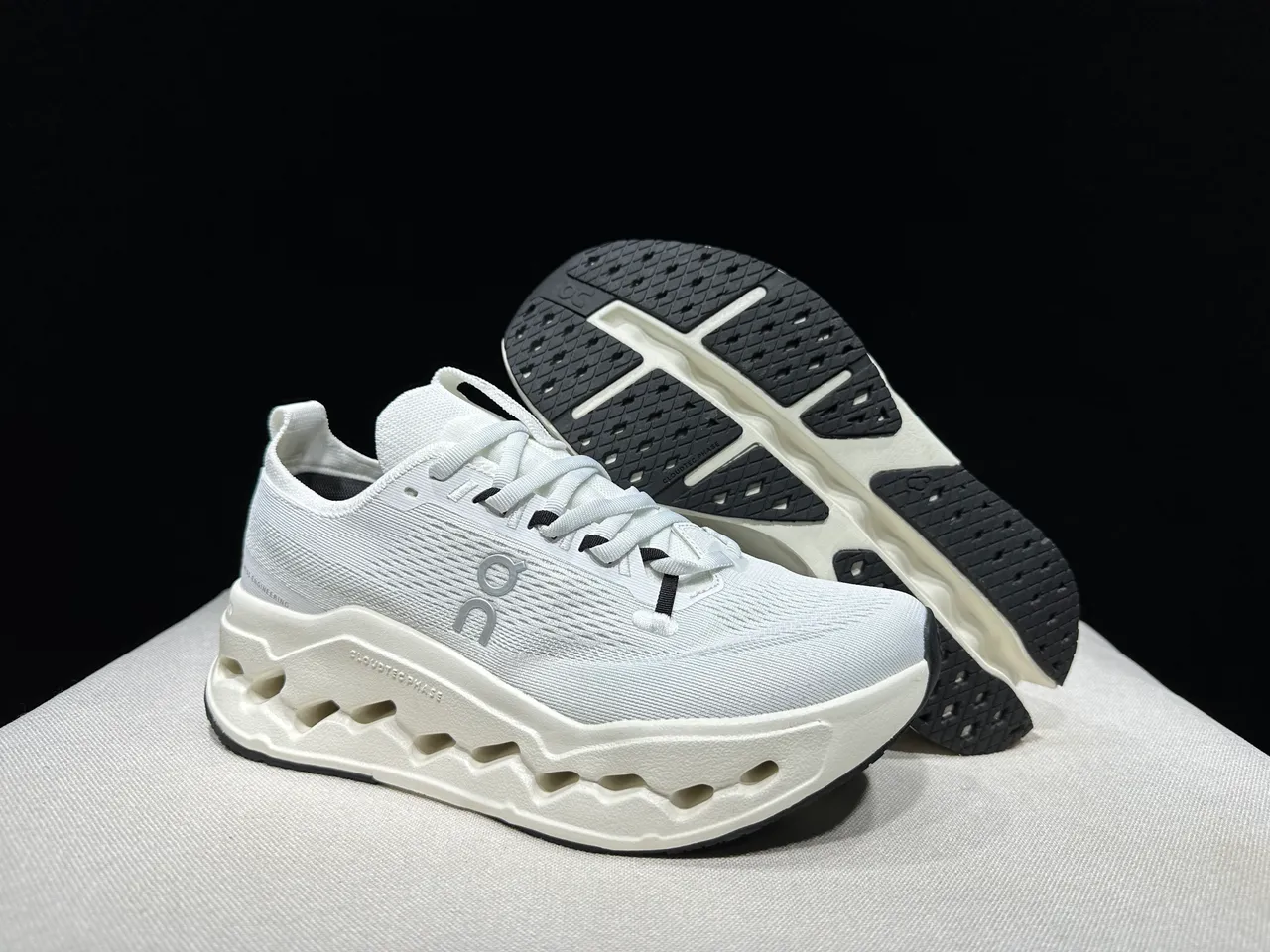 On White Black Engineered Mesh Upper Hollowed Hexagonal Midsole Pods Running Shoes 10
