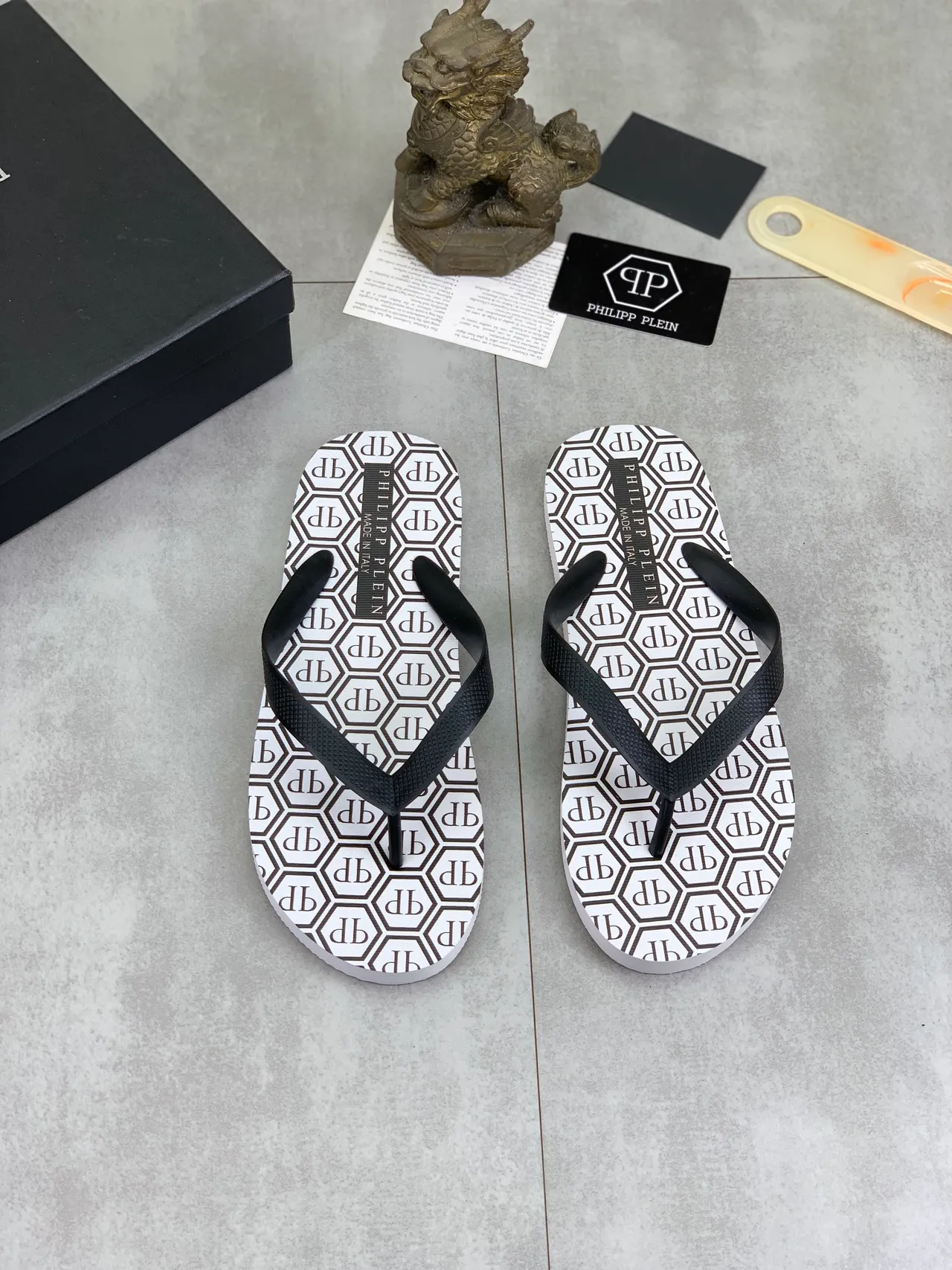 Philipp Plein Graphic-Print Flip-Flop Slippers 13