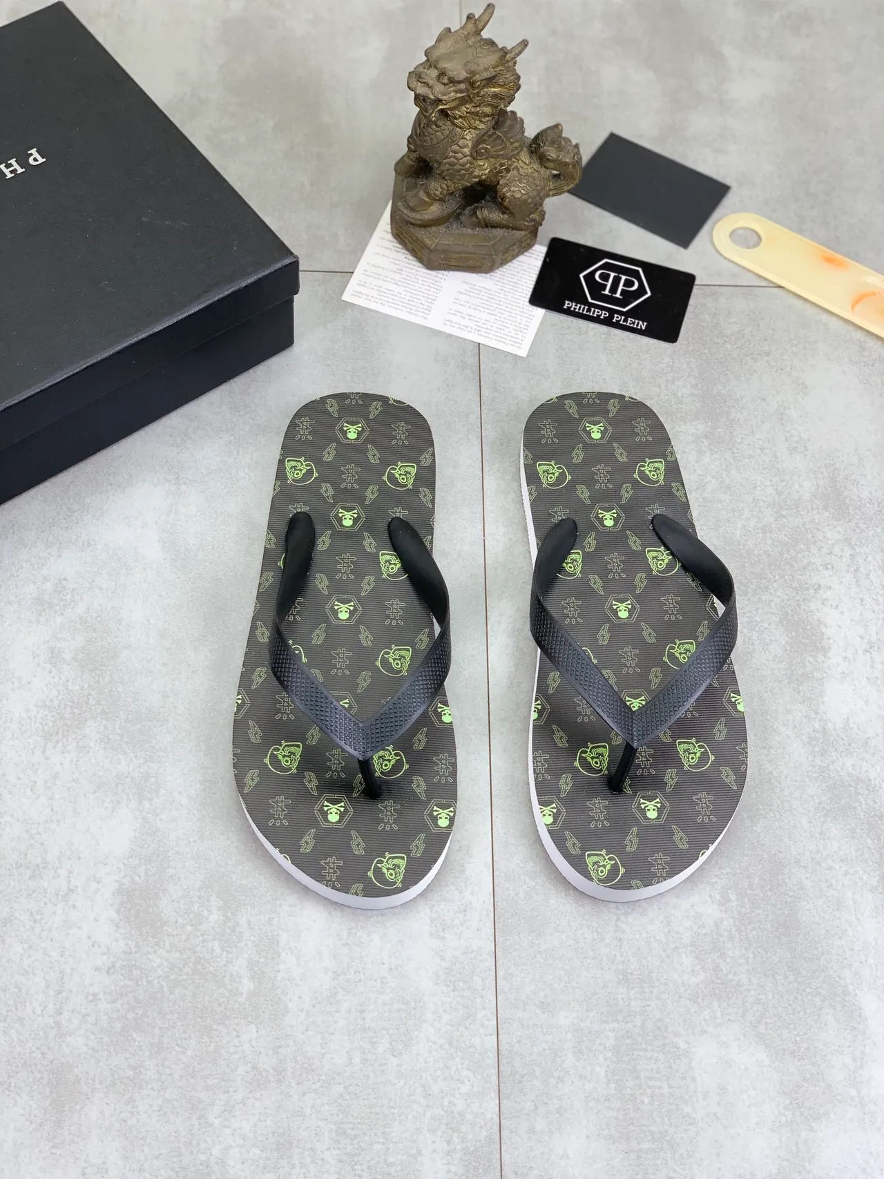 Philipp Plein Graphic-Print Flip-Flop Slippers 14