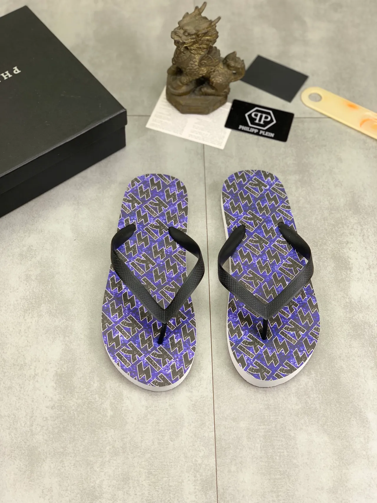 Philipp Plein Graphic-Print Flip-Flop Slippers 15