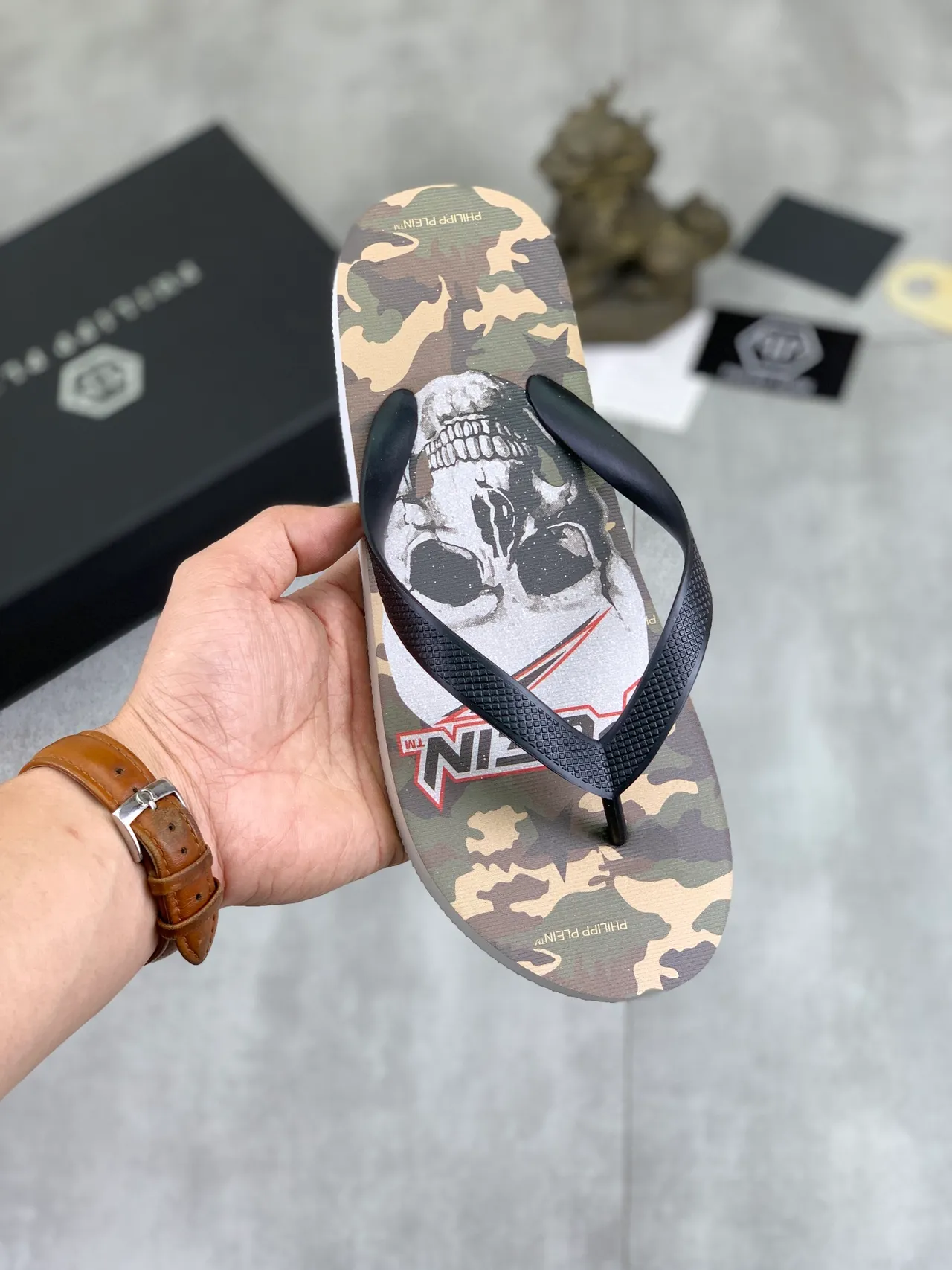 Philipp Plein Graphic-Print Flip-Flop Slippers 19