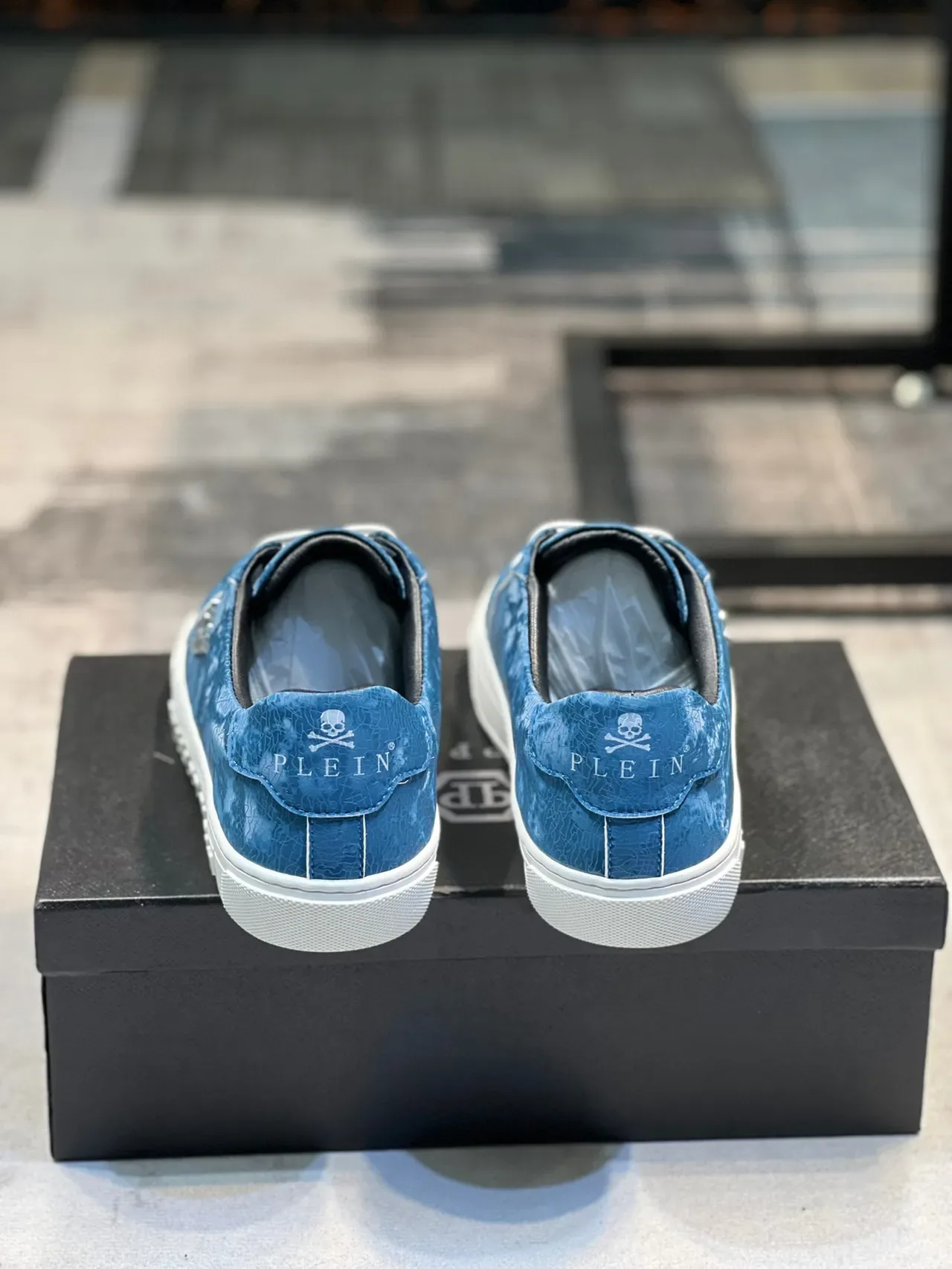 Philipp Plein Sneakers Lifestyle Bleu Blanc Haut Texturé Semelle Milieu Embossée Logo Sneakers Lifestyle 2