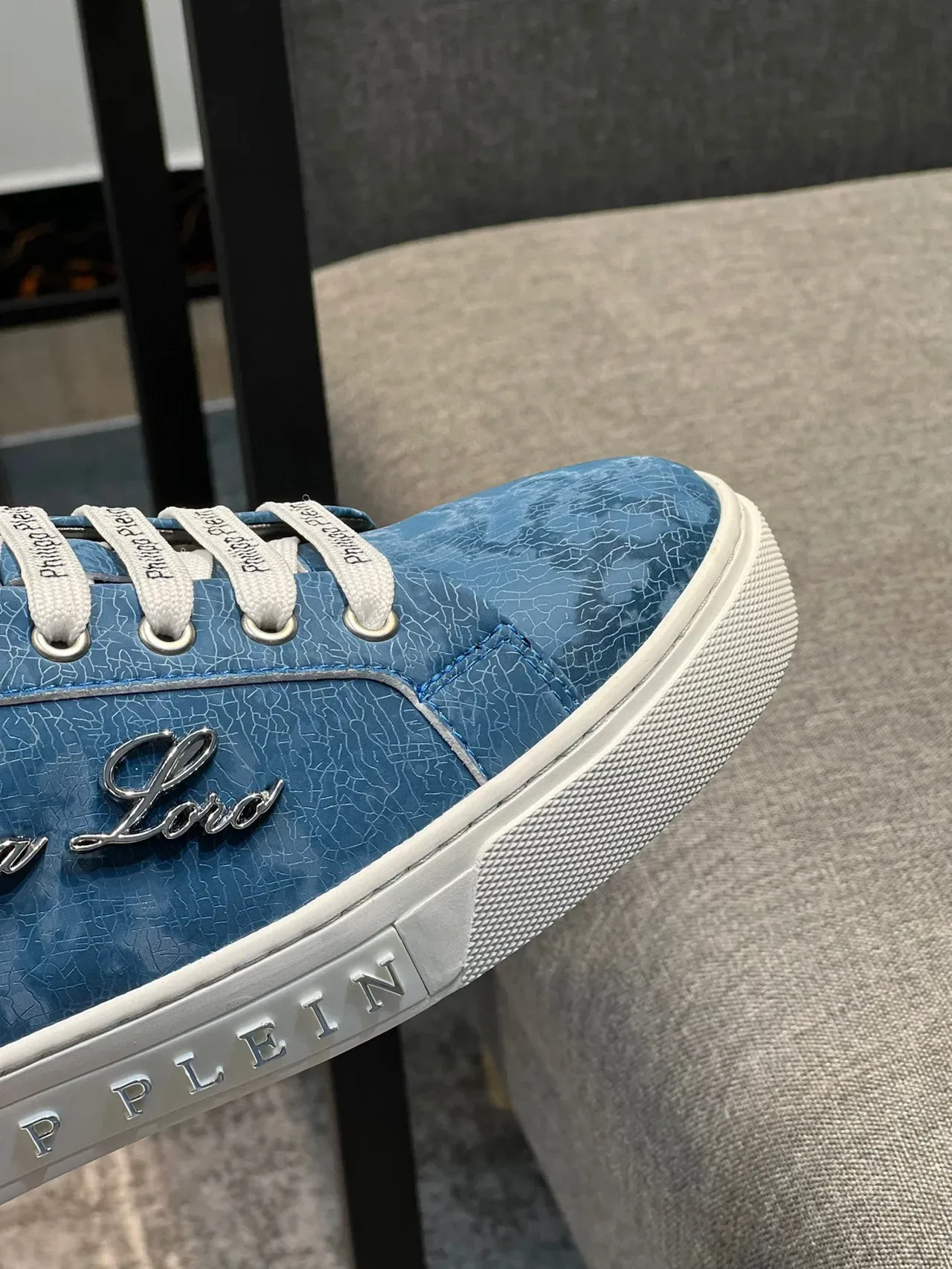 Philipp Plein Sneakers Lifestyle Bleu Blanc Haut Texturé Semelle Milieu Embossée Logo Sneakers Lifestyle 3