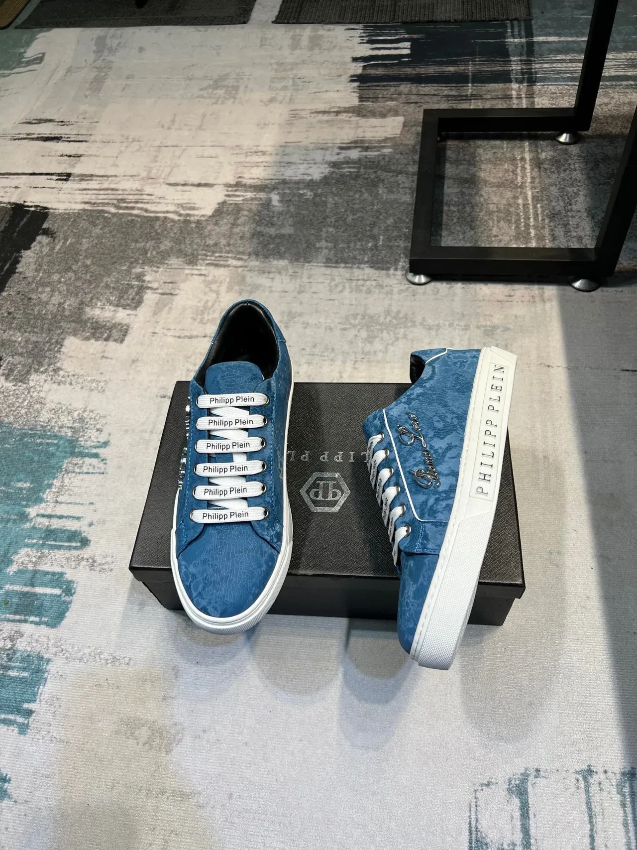 Philipp Plein Sneakers Lifestyle Bleu Blanc Haut Texturé Semelle Milieu Embossée Logo Sneakers Lifestyle 4