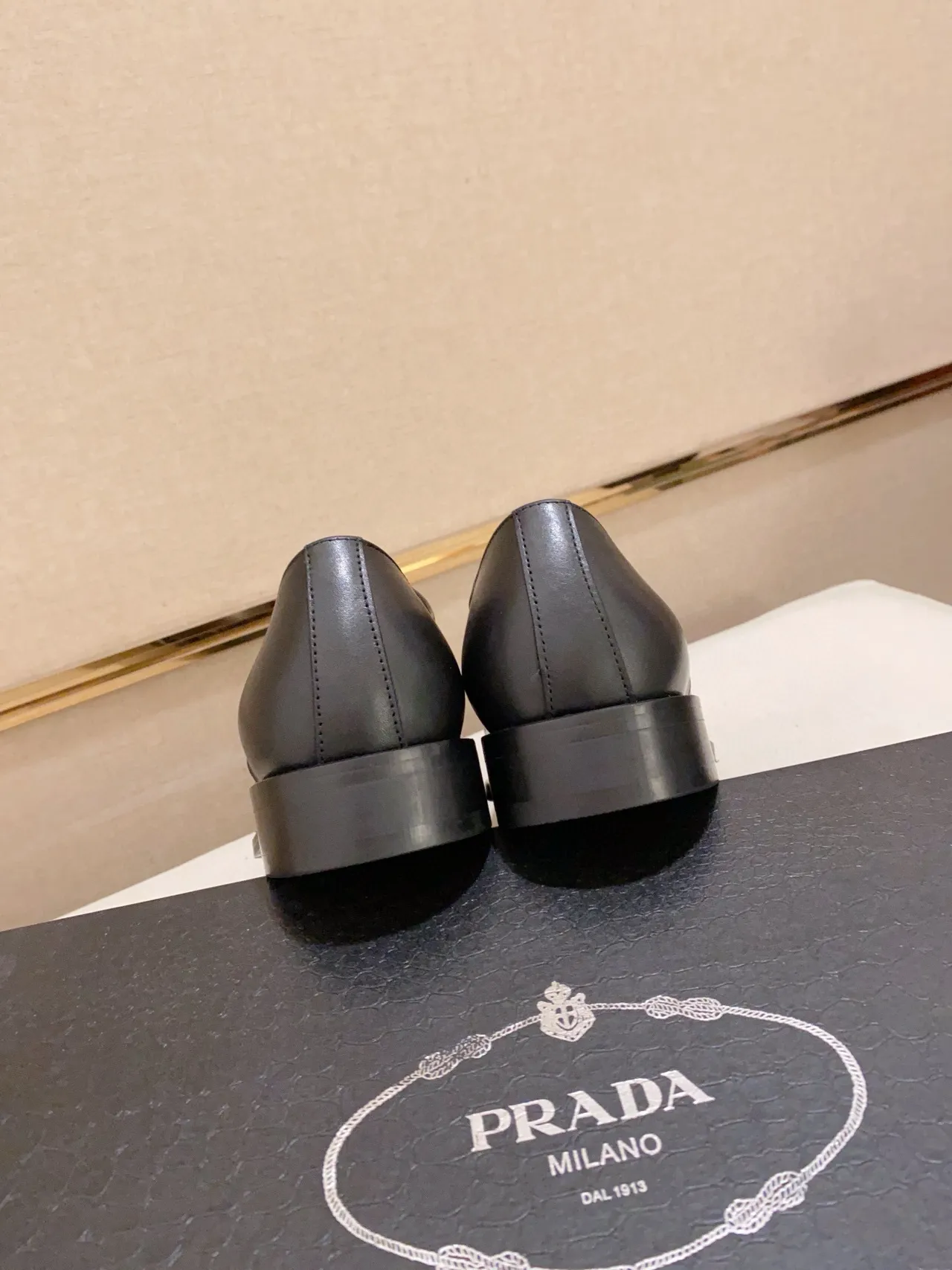 Prada Chaussures Oxford à cap-toe et lacets noirs 3
