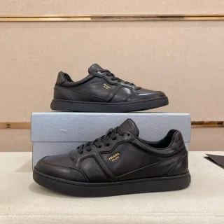 Prada Zapatillas Lifestyle Negro y Oro de Cuero con Paneles en la Parte Superior