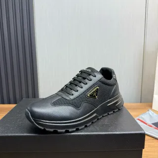 Prada Negro y Oro Cuero Granulado Paneles Laterales de Malla Perforada en la Punta Sneakers Lifestyle