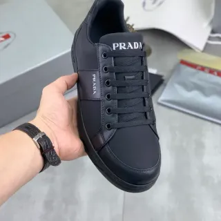 Prada أحذية رياضية أسود منخفض القمة من الجلد مع ألواح جلدية
