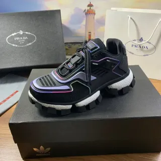 Prada حذاء رياضي أسود متعدد الألوان مع قاعدة لج وتزيين إيريديسينت