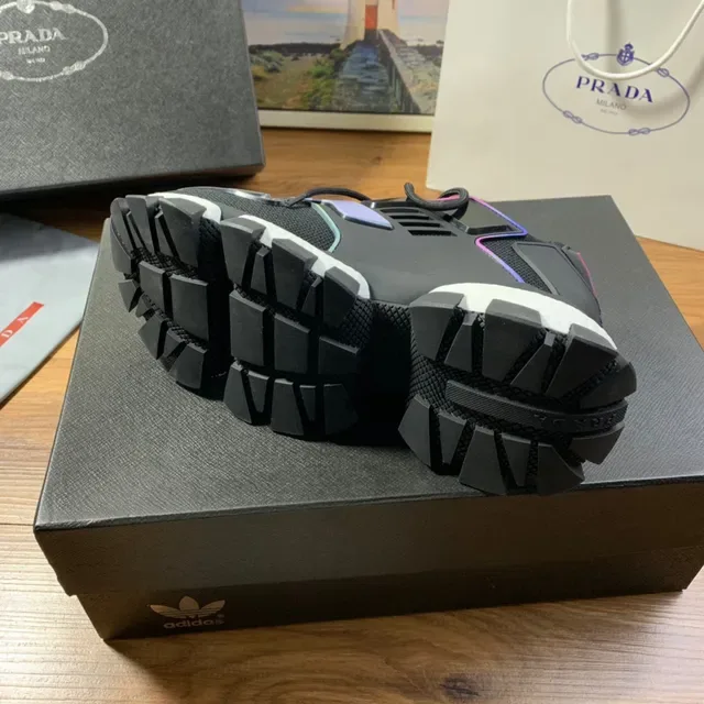 Prada حذاء رياضي أسود متعدد الألوان مع قاعدة لج وتزيين إيريديسينت 2