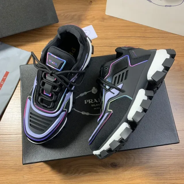 Prada حذاء رياضي أسود متعدد الألوان مع قاعدة لج وتزيين إيريديسينت 5