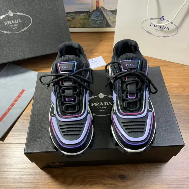 Prada حذاء رياضي أسود متعدد الألوان مع قاعدة لج وتزيين إيريديسينت 9