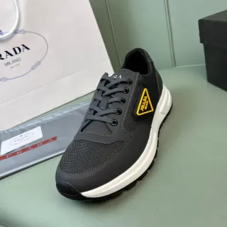Prada Sneakers Lifestyle Noir et Jaune avec Upper de Malla et Synthétique Patch de Logo Triangulaire