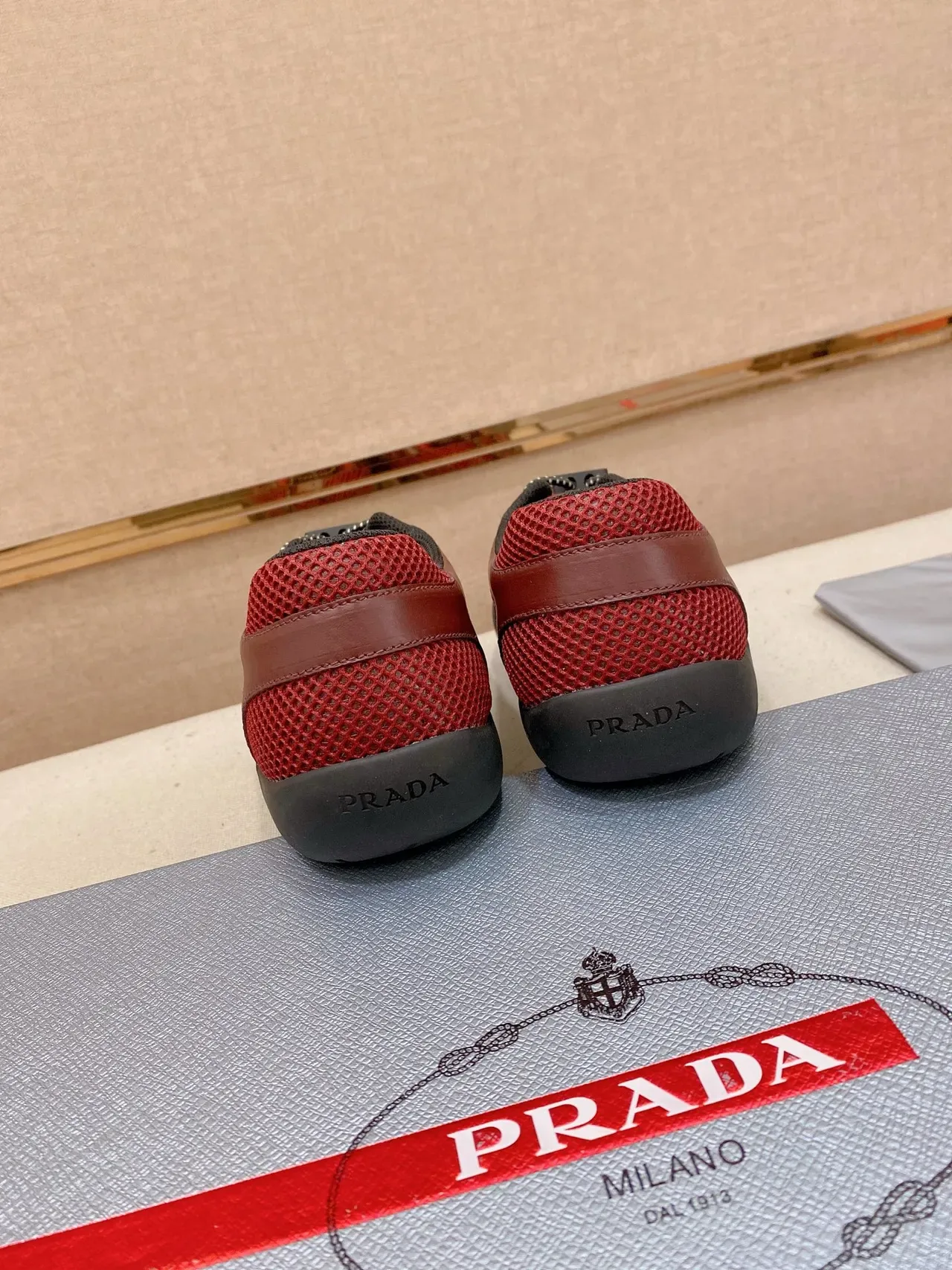 Prada sneakers lifestyle Bordeaux Noir tige hybride en maille et daim lacets à perles 2