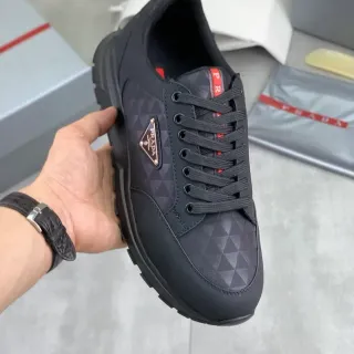 Prada Cloudbust Noir Rouge Motif Géométrique Textile Logo Métallique Triangulaire Sneakers Lifestyle