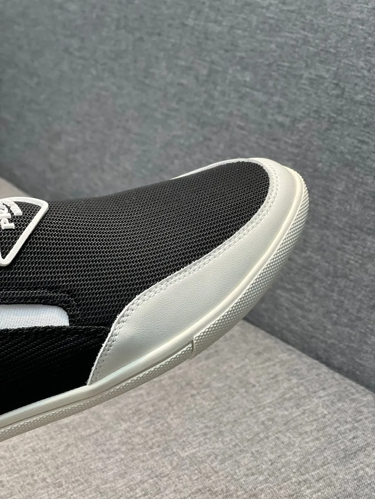 Prada Cloudbust Preto e Branco Slip-On Malha e Couro Superior Tênis Lifestyle 2