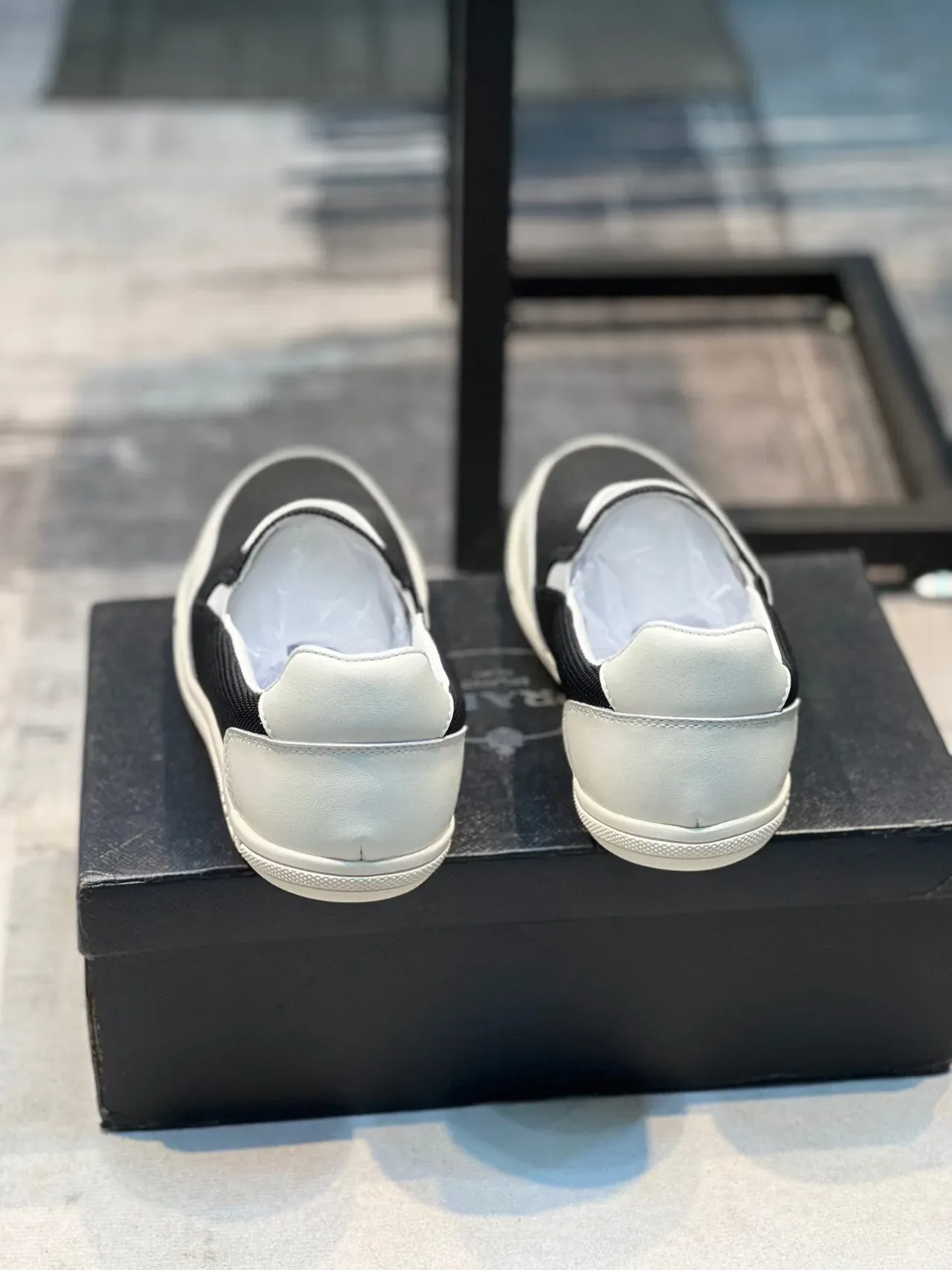 Prada Cloudbust Preto e Branco Slip-On Malha e Couro Superior Tênis Lifestyle 3