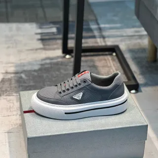 Prada Cloudbust Gris Blanco Zapatilla de Plataforma de Bajo Corte Malla y Cuero Superior Zapatos Lifestyle