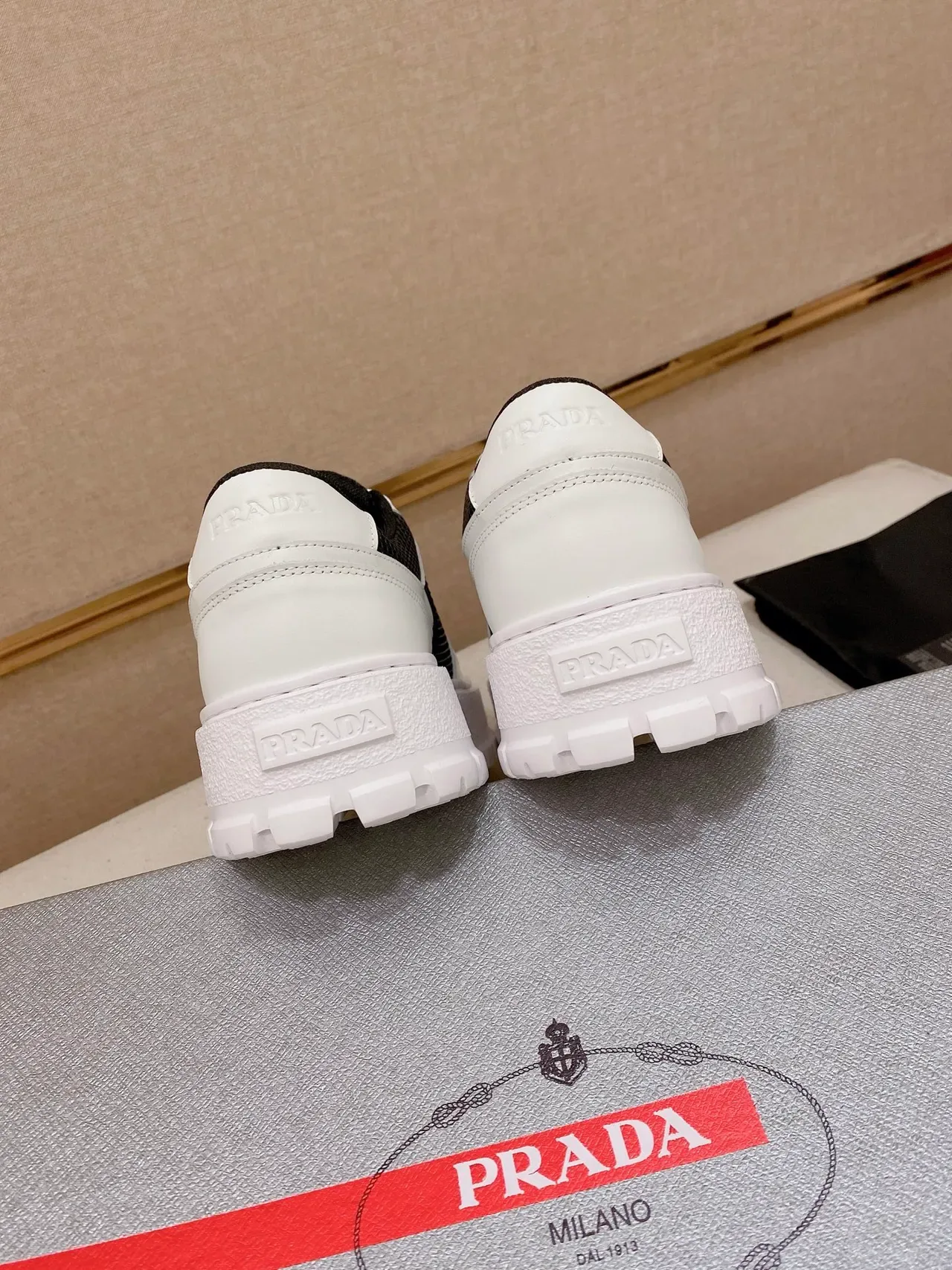 Prada Cloudbust Zapatillas Chunky Blancas y Negras de Malla de Cuero 3