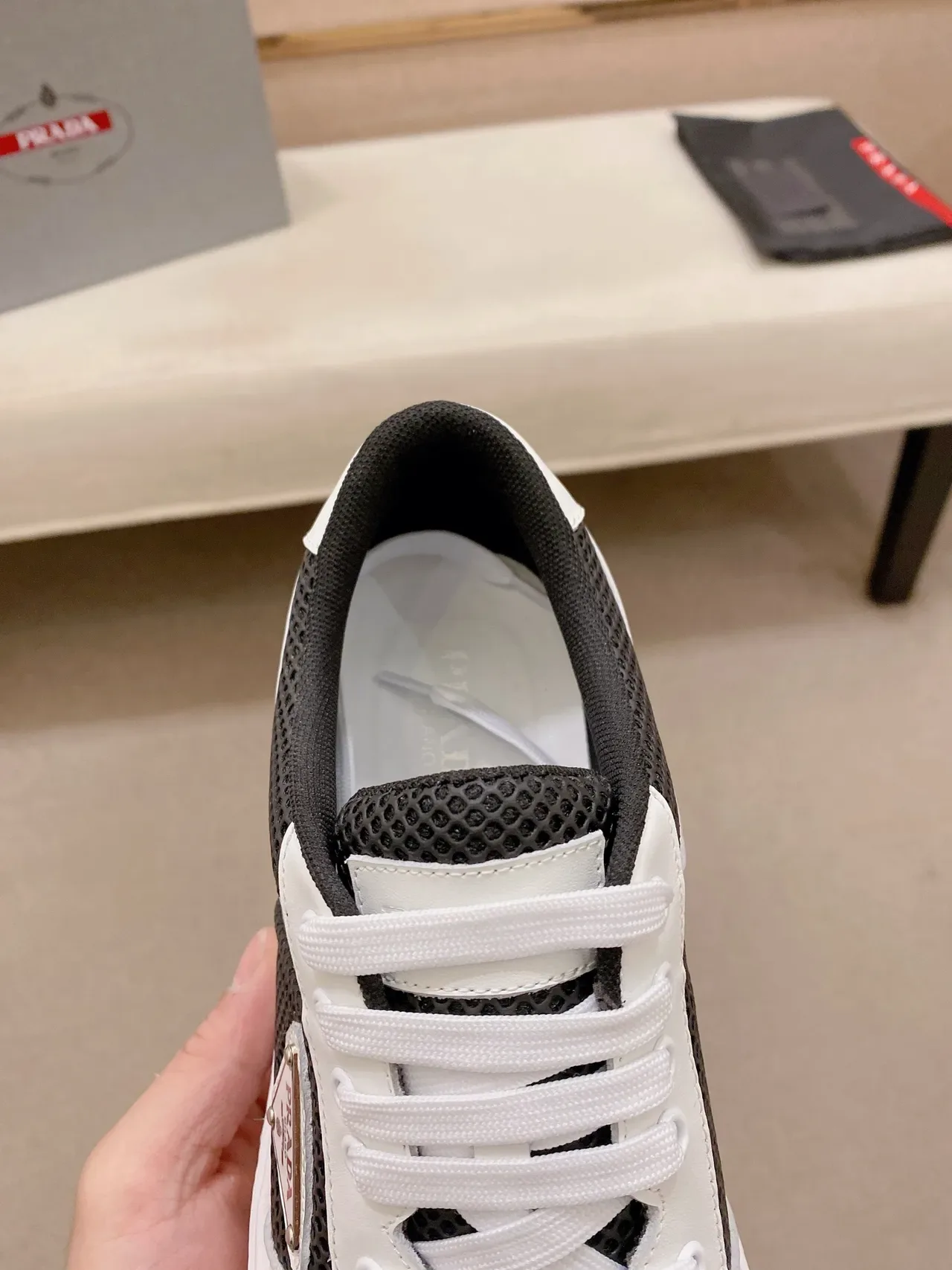 Prada Cloudbust Zapatillas Chunky Blancas y Negras de Malla de Cuero 4