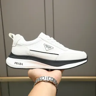 Prada Cloudbust sneakers lifestyle blanc et noir perforés sur la tige semelle plateforme multicouche