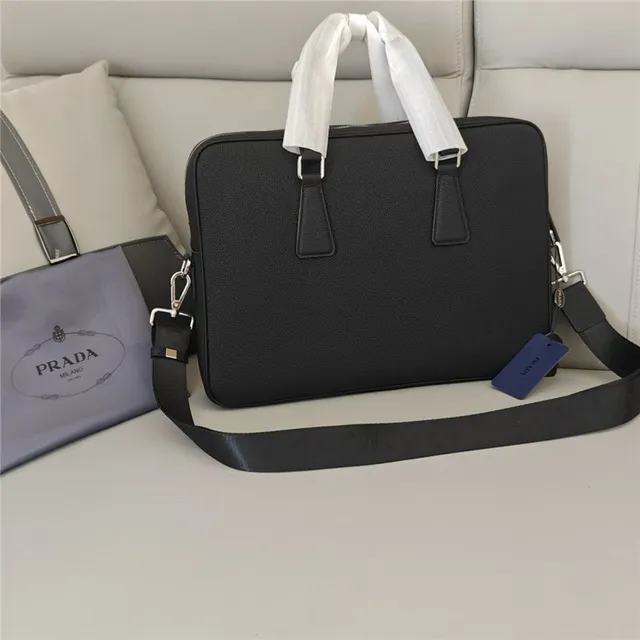 Prada Galleria 黑色纹理皮革托特包 9