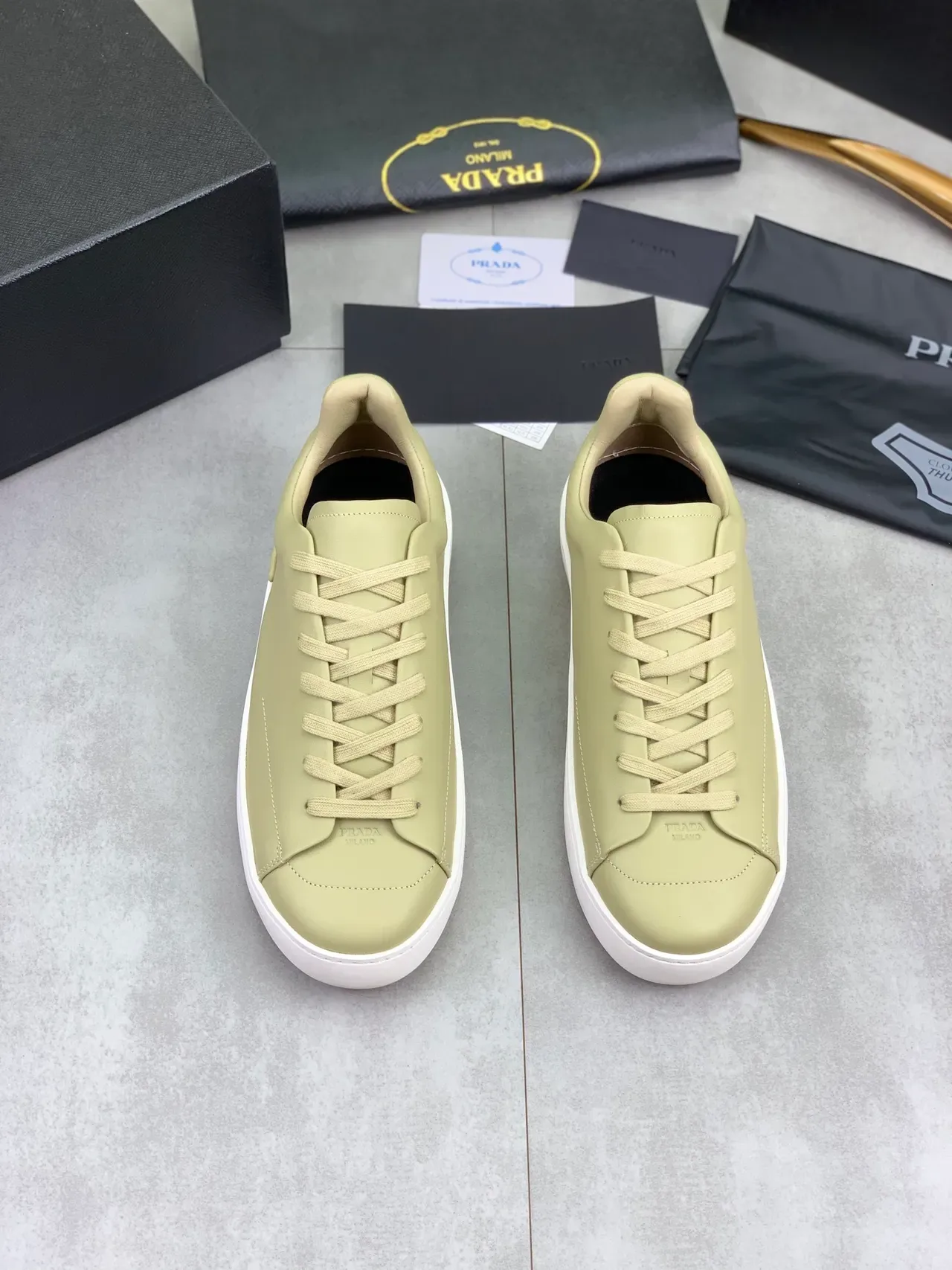 Prada Verde Branco Minimalista Couro Atacadores Tonal Tênis Lifestyle 4