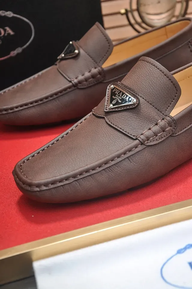 Prada Loafer Marron Beige Cuir Plaque Triangulaire Métal Logo Loafer 2