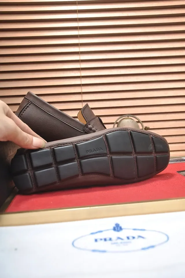 Prada Loafer Marron Beige Cuir Plaque Triangulaire Métal Logo Loafer 3