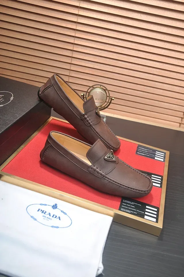 Prada Loafer Marron Beige Cuir Plaque Triangulaire Métal Logo Loafer 4