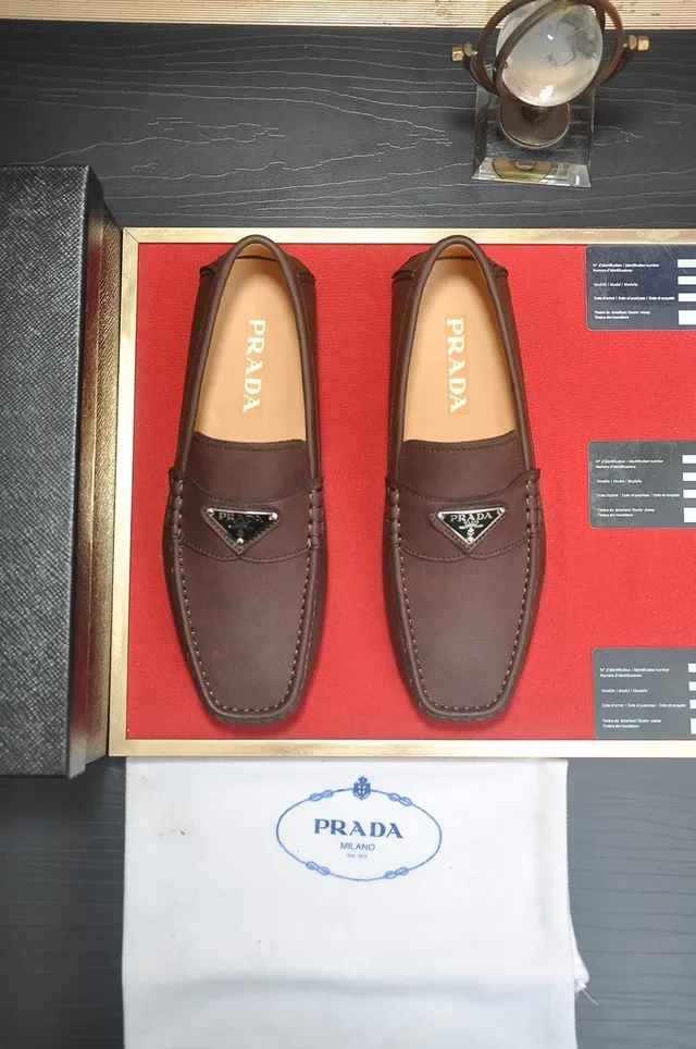Prada Loafer Marron Beige Cuir Plaque Triangulaire Métal Logo Loafer 5