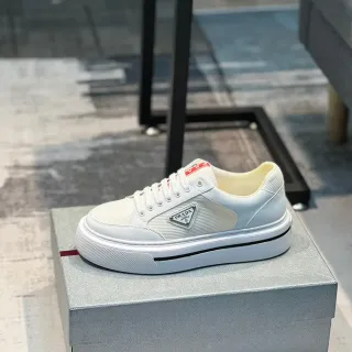 Prada Blanc Rouge Low-Top Platform Sneakers Lifestyle Haut en Tissu et Cuir Hybride