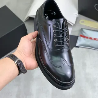 Prada brogue de ala plataforma suela negra brogue