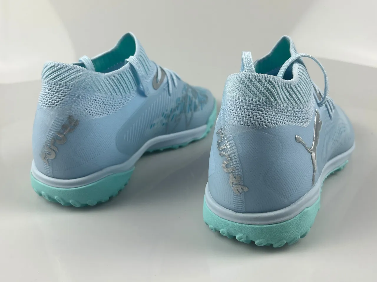 Puma Chaussures de football Turf avec upper en knit bleu vert, ajustement sock-fit, col bas 3
