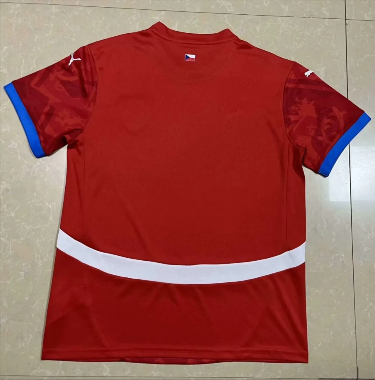 Puma Equipa Nacional da República Checa Camisola de Futebol Vermelha com Borda Azul 2